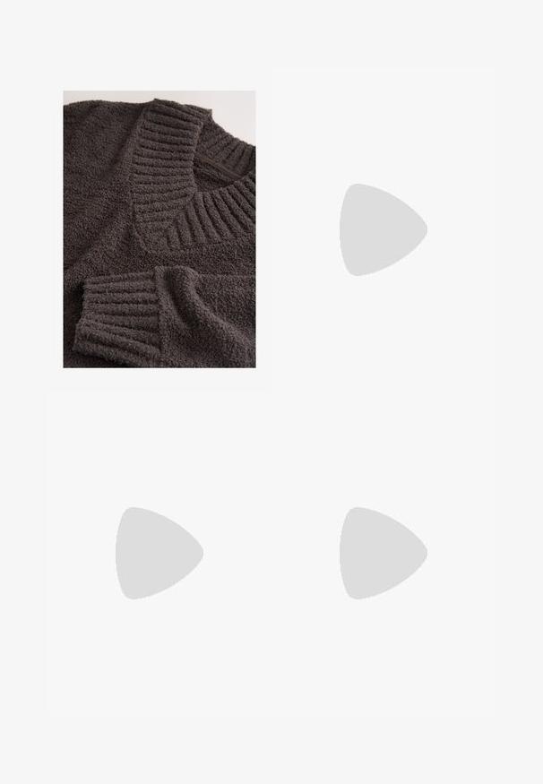 Pull en éponge gris foncé avec un col et des poignets côtelés, offrant une texture douce et un design décontracté. Aucun système de fermeture visible.; Chemise à carreaux marron et blanc avec deux poches poitrine, dotée d'un col classique et d'une fermeture à boutons sur le devant. Texture de tissu douce.; Jean noir délavé coupe large avec taille haute, poches avant et passants de ceinture, avec un détail de poche sur la jambe droite.; Bottine en cuir marron avec une surface texturée, œillets en argent et couture jaune. Dispose d'une semelle épaisse translucide et d'une languette.