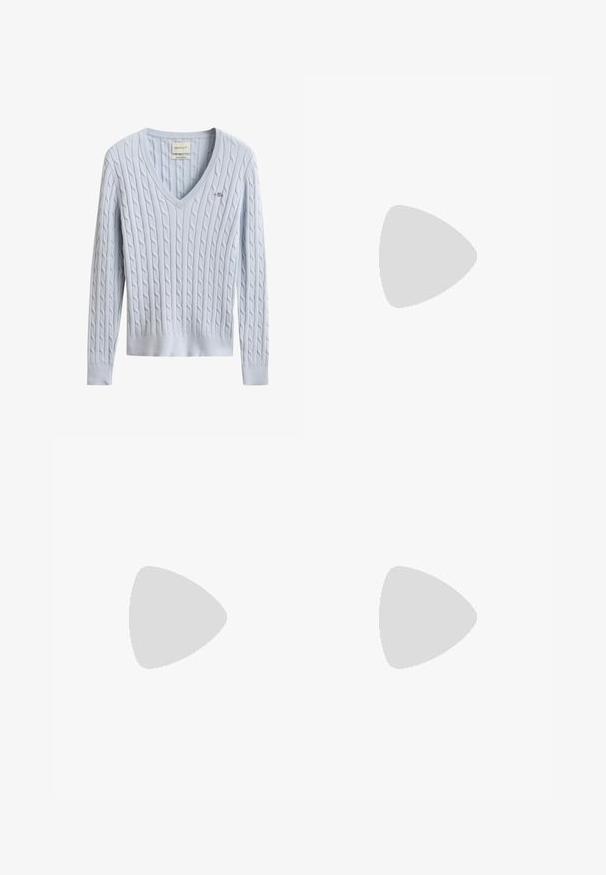 GANT Striktrøje - light blue; Hvid langærmet skjorte med knapper, krave og lille blåt logo af en polospiller på venstre bryst.; Skotsk ternet mini nederdel i olivengrøn og beige, med et lige design, en subtil struktur og en lille logoaccent nær taljen.; Sort mokkasinsko style sko lavet af glat materiale, med et dekorativt frynse, syet detaljering og en flad sål.