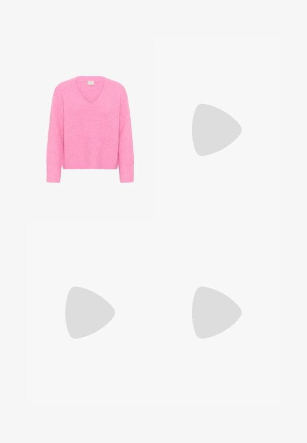 Blød, langærmet pink striktrøje med V-hals og ribbede manchetter og kant, præsenteret mod en hvid baggrund.; Lyserøde sweatpants lavet af blødt stof, med bred ben-designet, elastisk talje med snørelås og afsluttede kanter.; Lyserøde ruskindsneakers med grønne striber, hvide accenter og en brun gummisål. Har tekstureret stof og logodetaljer på siden.; Rosa, polstret håndtaske med afrundet design, lavet af skinnende materiale. Har et samlet håndtag og en lynlås til sikker adgang.