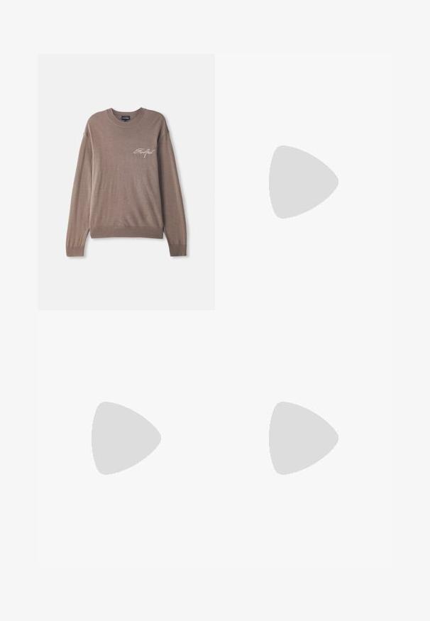 Brauner Strickpullover mit langen Ärmeln und Rundhalsausschnitt. Verfügt über ein kleines gesticktes Logo auf der Brust sowie gerippte Bündchen und Saum.; Dunkelblaue Jeans aus Denim mit slim fit, leichten Abnutzungen an den Oberschenkeln und Knien, klassischem Fünf-Taschen-Design und Knopfverschluss.; Weiße Leder-Sneaker mit mehrfarbigen Streifen, Schnürdesign, Gummisohle und gepolstertem Kragen, kombiniert mit blauen Jeans.; Rechteckige dunkelblaue Umhängetasche mit verstellbarem Riemen, Reißverschluss und subtilem Logomuster auf der Vorderseite.