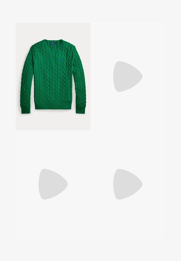 Grøn kabelstrikket langærmet sweater med rund hals og lille blåt Polo Ralph Lauren-logo broderet på brystet.; Blå og hvid ternet langærmet skjorte med krave og lille broderet logo på venstre bryst.; Mørkeblå slim-fit jeans med fem lommer, knaplukning og kontrastsyning lagt fladt på en lys baggrund.; Hvid lavtop sneaker med tan hælfane, hvide snørebånd og lille broderet polo-spiller logo på siden over en tyk sål.