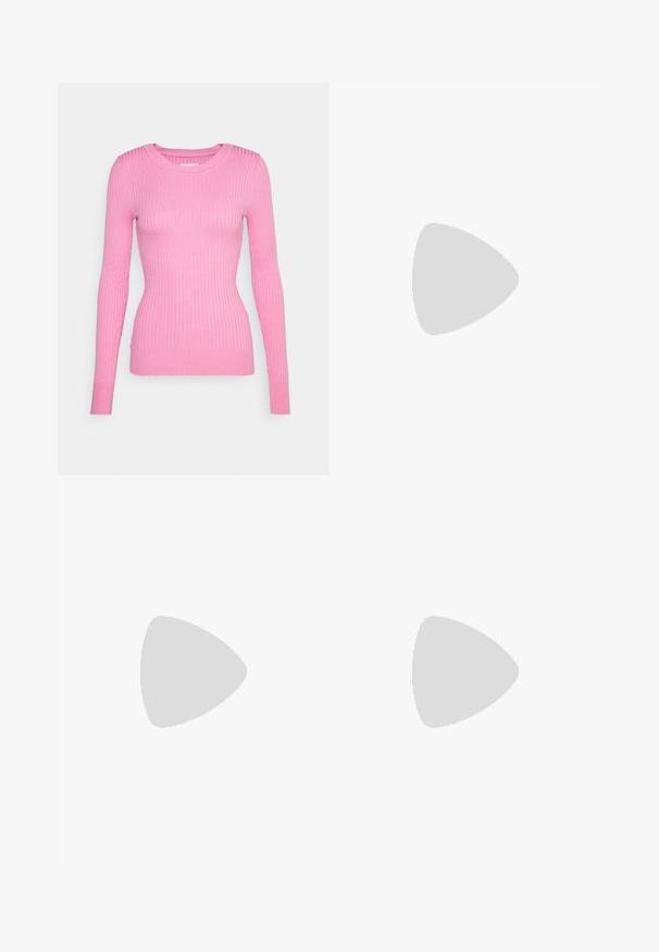 Pull en maille côtelée à manches longues de couleur rose vif. Design ajusté avec un col rond et une texture lisse. L'ourlet et les poignets présentent une finition côtelée subtile.; Pantalons noirs ajustés avec une jambe droite, fabriqués en tissu lisse. Dispose d'une taille sans fermoirs visibles ni poches.; Femme aux longs cheveux noirs appuyée sur une chaise blanche courbée, portant un chemisier taupe, un pantalon beige, une ceinture noire et des bottines noires à talons.; Lunettes de soleil cat-eye noires avec des verres transparents, de fins accents en métal rose doré et une monture en plastique noir lisse. Design épuré et branches incurvées.