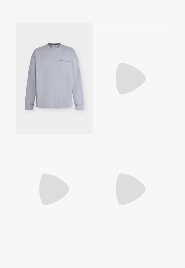 Lichtgrijze sweater met lange mouwen en ronde hals, met het "Scotch & Soda"-logo op de linkerborst en geribbelde boorden.; Beige oversized T-shirt met korte mouwen en ronde hals, met minimale stiksels, op een lichtgrijze achtergrond.; Camo-print broek met een relaxte pasvorm, grijs en beige kleurpalet, elastische tailleband met trekkoord en een zachte stoftextuur.; Beige en grijze sport sneaker met mesh en suède details, zwevend boven een geweven tapijt naast een houten salontafel met boeken.