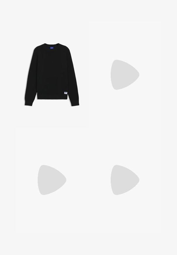 Schwarzer, gerippter Strickpullover mit langen Ärmeln, rundem Hals und Saumdetails. Verfügt über ein kleines blau-weißes Markenlabel am unteren linken Rand.; Weißes Polohemd aus Baumwolle mit klassischem Kragen, kurzen Ärmeln und einem kleinen Logo in Marineblau auf der linken Brust.; Schwarze, maßgeschneiderte Shorts mit Gürtelschlaufen, vorderen Falten und Seitentaschen, flach auf einem weißen Hintergrund liegend.; Schwarze Lederloafers mit glatter Oberfläche, abgerundetem Zehenbereich, niedrigem Absatz und dekorativer Naht entlang der Vorderseite. Gummisohle für guten Halt.