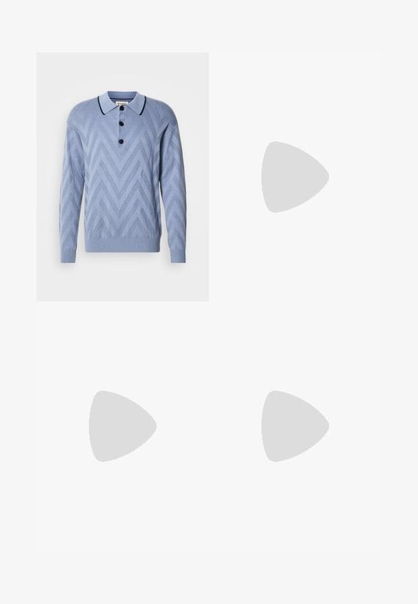 Polo tricoté bleu clair avec un motif en chevron, trois boutons noirs et un col marine contrastant. Manches longues et poignets côtelés.; Chemise beige à boutons en tissu lisse, dotée de deux poches poitrine, d'un col classique et de cinq boutons à l'avant. Manches longues avec poignets boutonnés.; Jean bleu foncé en denim, avec une coupe droite, style cinq poches et des coutures apparentes le long des coutures.; Chaussure en cuir noir à bout arrondi, présentant un design à lacets, une semelle en caoutchouc noire robuste et un petit onglet de talon à l'arrière.