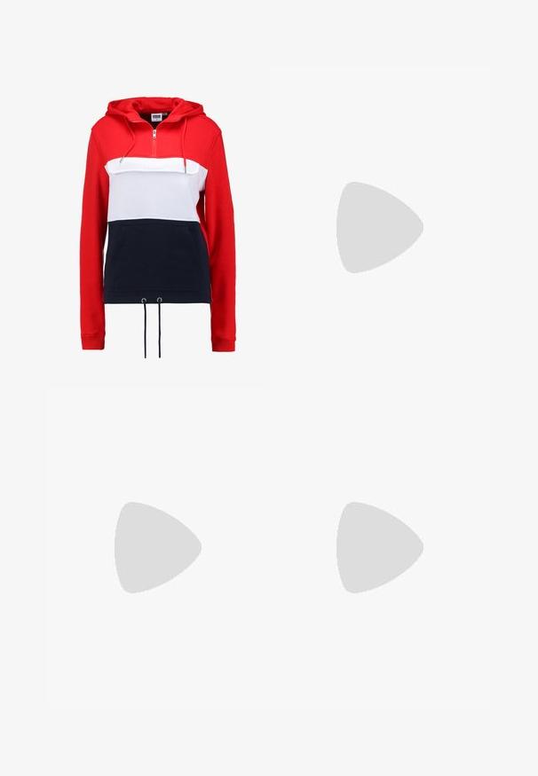 Rød, hvid og marineblå farveblokeret hoodie med lynlås, kængurulomme og snørelukning i bunden. Lavet af blødt hoodie-stof.; Sorte skinny jeans i denim med høj talje, fem lommer, bæltestropper og subtile syninger. Glat tekstur, tætsiddende pasform.; Sort high-top canvas sneaker med hvid gummisål og hvide snørebånd, vist fra siden mod en hvid baggrund.; Lange sølv dråbeøreringe med et slankt, forlænget design og en glat, poleret overflade. Har en minimalistsk buet form.