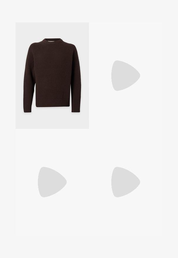 Pull en maille à manches longues marron foncé avec texture côtelée, col rond et poignets ajustés, présenté sur un fond clair uni.; Chemise marron à manches longues avec col pointu et deux poches poitrine boutonnées, présentée sur fond clair uni.; Jean en denim bleu clair à coupe large avec des détails délavés et des blocs de couleur plus foncés près de l'ourlet, bouton devant et poches visibles.; Mocassins en cuir noir avec un design de style mocassin, présentant une bande décorative et un détail de couture sur le dessus. Talon bloc bas.