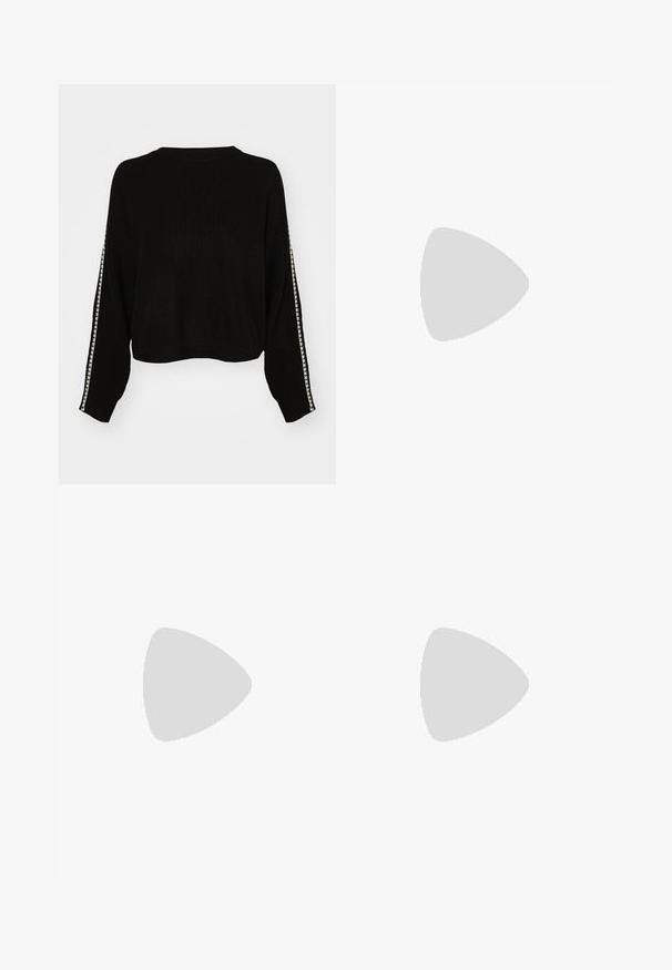 Zwarte, geribbelde trui van breisel met een cropped ontwerp en lange mouwen. Heeft een contrasterende witte gestreepte rand langs de mouwen.; Zwarte hoge taille wijde broek met knoop- en ritssluiting aan de voorkant, riemlussen en voorzakken op een witte achtergrond.; Zwarte leren slingback met een afgeronde neus, een geknoopt banddetail en een lage blokhak op een witte achtergrond.; Zwarte leren handtas met een afgeronde vorm, versierd met zilveren studs, en een korte handgreep. Gladde textuur en ritsluiting.