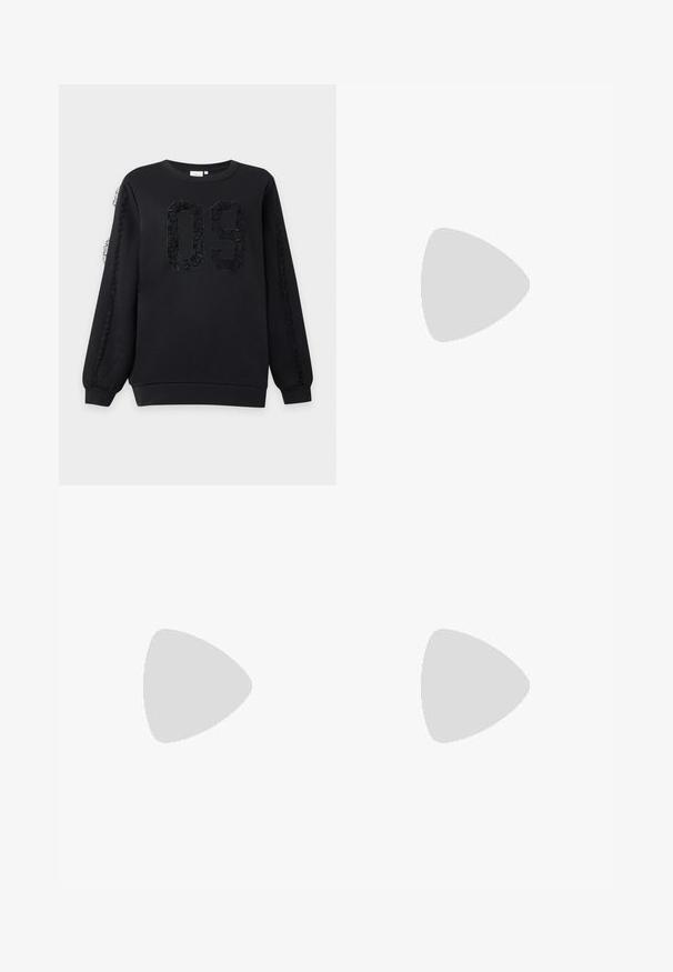 Sweat-shirt noir à manches longues avec le numéro 09 texturé sur le devant et des détails en dentelle courant le long des deux manches.; Jeans larges de couleur bleu clair en denim, avec cinq poches, une fermeture éclair à l'avant et un bouton. Détails de couture subtils le long des coutures.; Escarpins slingback en cuir verni noir avec un bout pointu et une finition brillante. Présente un talon fin et un accent arrondi au dessus du pied.; Petit sac à main noir brillant avec deux longues anses et des détails à cordon sur les côtés sur un fond clair uni.