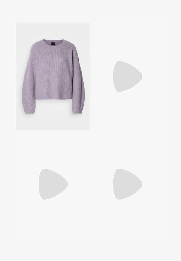 Hellpurpurener Strickpullover mit rundem Ausschnitt, überschnittenen Schultern und gerippter Textur. Verfügt über ein dezentes Stichmuster entlang der Nähte.; Weißes Langarmhemd mit Knöpfen, klassischem Kragen und weichem Baumwollstoff, mit slim fit und einfachem Design ohne Muster.; Schwarze Lederweite-Hosen mit glatter Textur, hohem Bund und verdecktem Reißverschluss an der Vorderseite. Maßgeschneiderte Passform mit sauberem Finish.; Schwarzer flacher Lederschuh mit abgerundeter Spitze und großem silbernem Doppelring-Schnallenriemen oben.