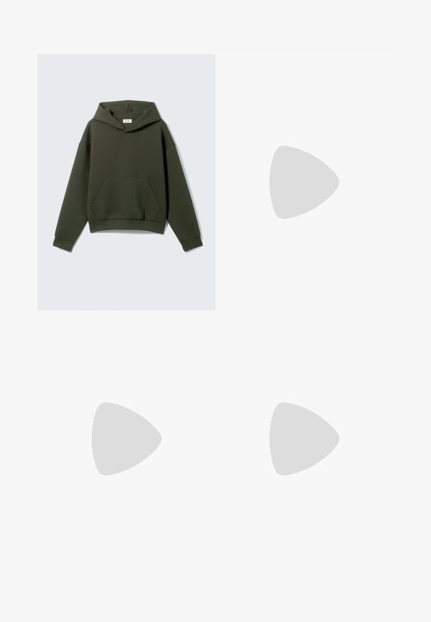Donkergroene capuchontrui met kangoeroezak, lange mouwen en geribbelde boorden en zoom, plat gelegd op een lichte achtergrond.; Lichtblauwe spijkerjacket met een puntige kraag, lange mouwen, borstzak en zichtbare stiksels; relaxte pasvorm en versleten textuur.; Khaki cargo broeken met elastische boorden, meerdere zijzakken en verstelbare bandjes. Gemaakt van duurzame, gestructureerde stof met een ontspannen pasvorm.; Bruine leren enkelboot met ronde neus, gewatteerde kraag, zes ogensluiting en gestructureerde rubberen zool. Gestikte accenten aan de zijkanten.