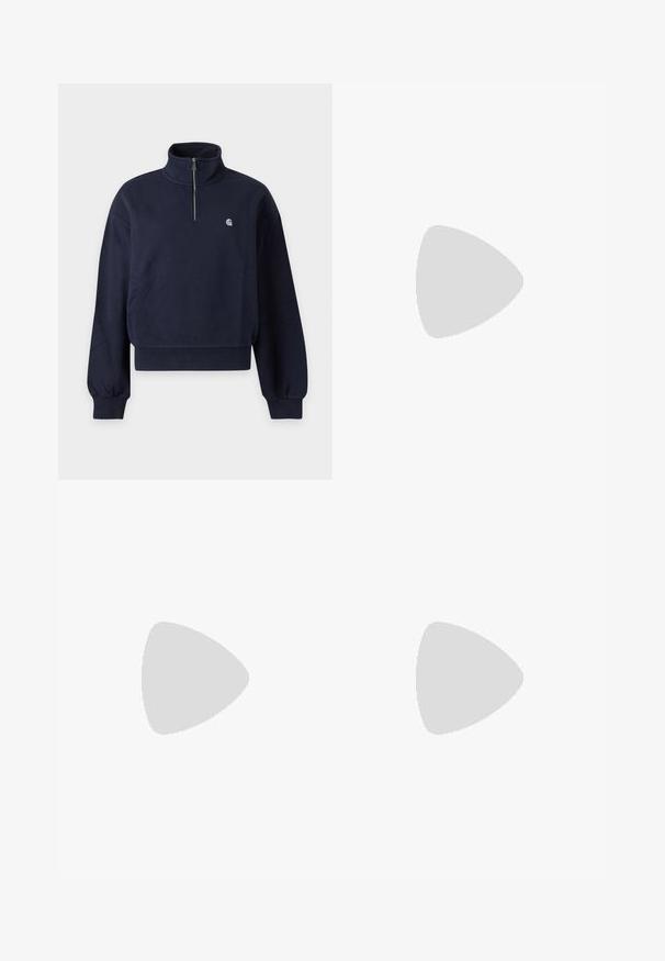 Marineblauwe pullover met kwartrits, geribde boorden en zoom, met een klein wit logo op de linkerborst.; Olivengroene T-shirt met korte mouwen en ronde hals, met een borstzak met een klein Carhartt-logo.; Denimrok in lichtgrijs. A-lijn ontwerp met voorzakken, een zichtbare naad in het midden en een enkele metalen knop op de tailleband.; Zwarte leren en suède sneaker met een klittenbandsluiting, voorzien van drie witte strepen en een gumzool, met de naam "SAMBA" aan de zijkant.