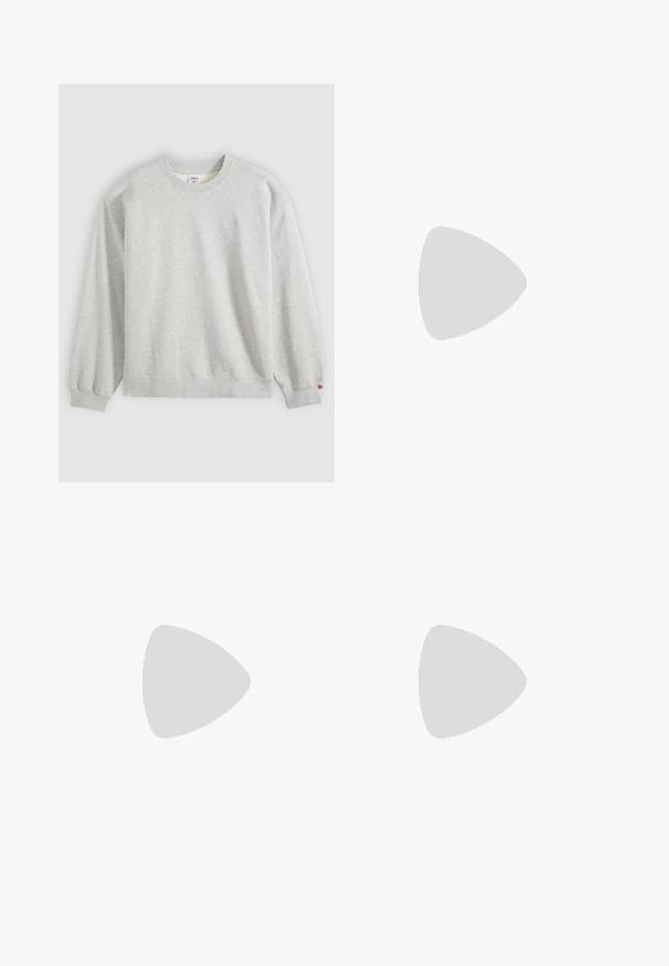 Lichtgrijze crewneck trui met lange mouwen, geribbelde boorden en zoom, en klein merklogo op de linkerborst en mouw.; Witte T-shirt met korte mouwen en ronde hals, plat gelegd, effen ontwerp, met een "WEEKDAY" label in de kraag op een lichte achtergrond.; Man draagt grijze slim-fit jeans, witte sneakers met zwarte strepen en een donkerblauw shirt met korte mouwen, staand met één hand in de zak.; Witte leren sneaker met een gestructureerde zwarte Swoosh, platte veters en een rubberen zool met een geribbeld patroon. "AIR" is in de hak geperst.