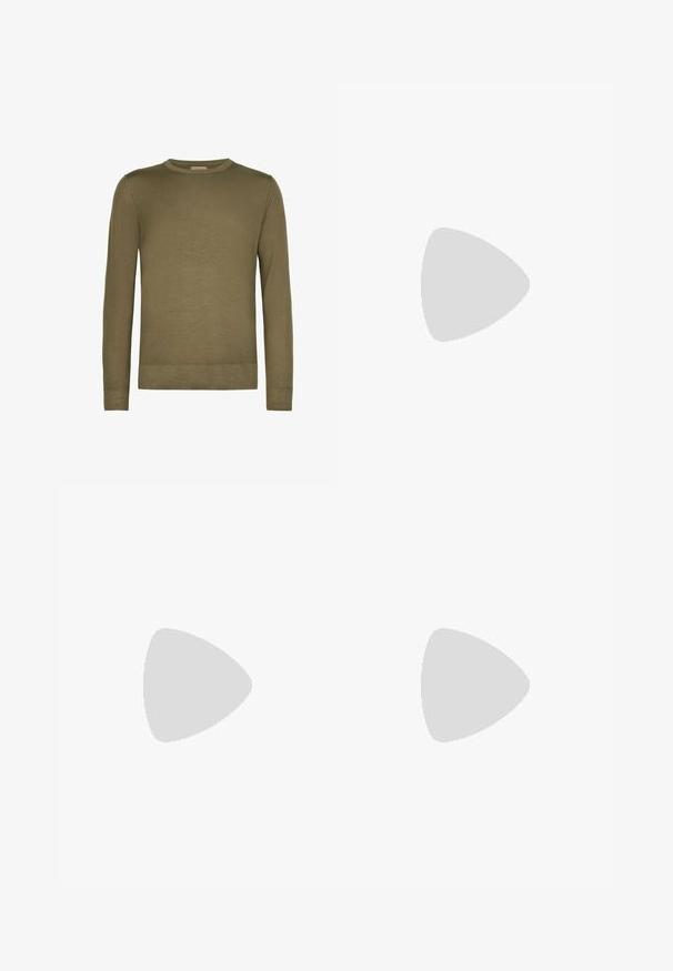 Pull vert olive à manches longues avec col rond, poignets et ourlet côtelés, présenté sur un fond blanc uni.; Chemise beige à manches longues avec boutons, deux poches avant à rabat et col classique, présentée sur fond blanc.; Pantalons gris, ajustés, fabriqués en coton doux. Dotés d'une fermeture à bouton, de passants de ceinture et d'un design épuré et contemporain. Sans motifs visibles.; Baskets basses en cuir blanc avec lacets blancs, semelle en caoutchouc plate texturée et coutures minimalistes, vues de côté extérieur sur fond blanc.