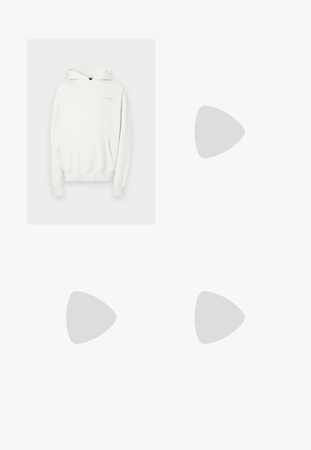 Hvid hættetrøje med kængurulomme, ribbede manchetter og kant. Materialet er blødt og struktureret. Logoet er diskret vist på brystet.; Mintgrøn bomuld t-shirt med korte ærmer, rund hals og en lille gul sommerfuglelogo broderet på venstre bryst.; Blå straight-leg denim jeans med forreste knap- og lynlåslukning, bæltestropper og fem-lommer design på hvid baggrund.; Beige ruskind lavtop sneaker med snørelukning forrest og tyk gummisål på en neutral baggrund.