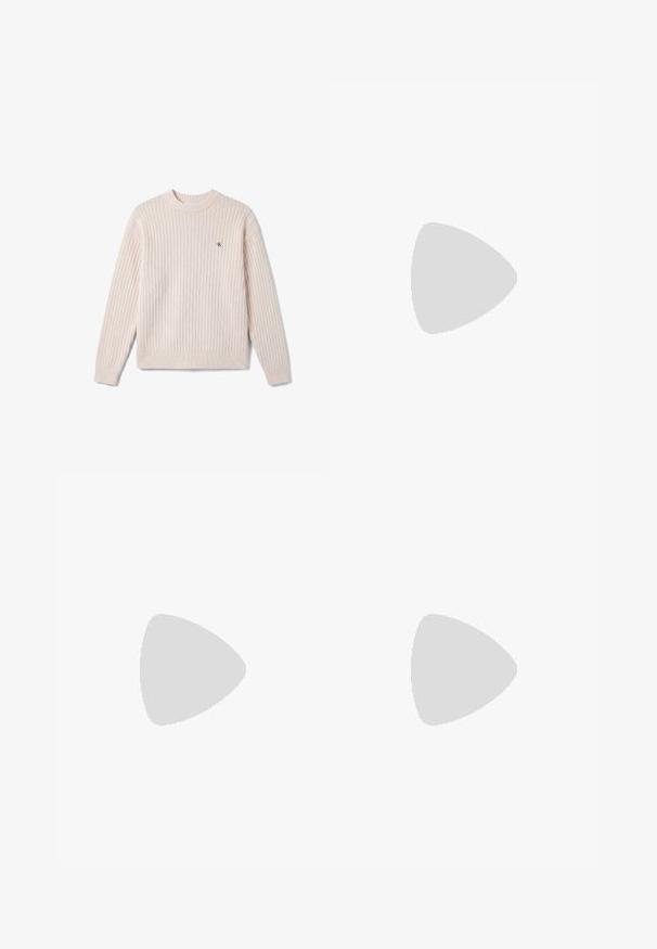 Flødefarvet ribstrikket sweater med lange ærmer og lille "cK"-logo på venstre bryst, rund halsudskæring og tætsiddende manchetter.; Hvid bomulds t-shirt med korte ærmer, rund hals og trykt tekst: "Calvin Klein 205 WEST 39TH STREET NEW YORK CITY 10018."; Lyseblå denimjeans med lige ben, har slidte sektioner, fem lomme-design og en klassisk knapåbning.; Hvid Calvin Klein-sneaker med beige ruskindsdetaljer og logo, svævende over en glat grå gulv med glasblokvæg i baggrunden.