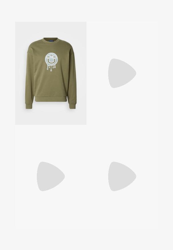 Oliven grøn sweatshirt med rund hals og drop skuldre. Har et glossy, dryppende smiley ansigt grafik i midten.; Sort langærmet skjorte med knaplukning foran, flad krave, enkelt brystlomme og glat tekstur. Designet er enkelt og klassisk.; Beige, vidde bukser lavet af en bomuldsblanding. Har en knaplukning og bæltestropper. Glat tekstur med minimale syninger.; Sort læderloafer med grå remdetalje, lav hæl og tekstureret sål, mærket med "HUGO" i guld på siden.