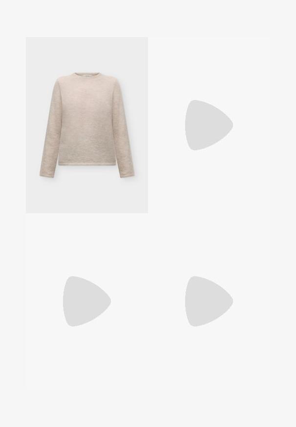 Béžový sveter s dlhými rukávmi a guľatým výstrihom, so soft, chlpatou textúrou, zobrazený na jednofarebnom svetlom pozadí.; Tmavohnedé nohavice s priamym strihom, predným gombíkom a zipsom, opaskové očká a bočné vrecká, zobrazené na bielom pozadí.; Žena s dlhými tmavými vlasmi sediaca, oblečená v voľnom čiernom saku, zodpovedajúce široké nohavice a tmavé členkové topánky na bielom pozadí.; Hnedá zamšová hobo taška s veľkým, zakriveným otváraním a širokým ramenným popruhom. Má stredne umiestnený šev na prednej strane. Hladká textúra.