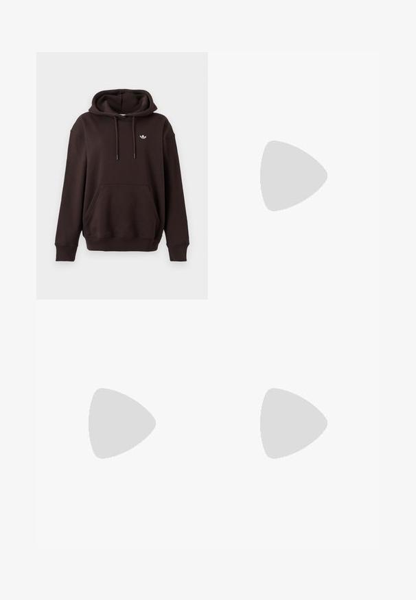 Sweat à capuche marron foncé avec poche avant et petit logo Adidas blanc sur la poitrine gauche sur un fond clair uni.; Jeans métalliques dorés au design droit, cinq poches, quincaillerie en cuivre et finition texturée. Présente une taille en denim bleu.; Baskets beiges avec trois bandes noires, bout rond, semelle en caoutchouc texturée et dessus lisse. Caractérisées par un talon rembourré et un marquage minimal.; Femme portant un chemisier à motif noir et blanc tenant un sac à main rouge brillant sur un fond uni.