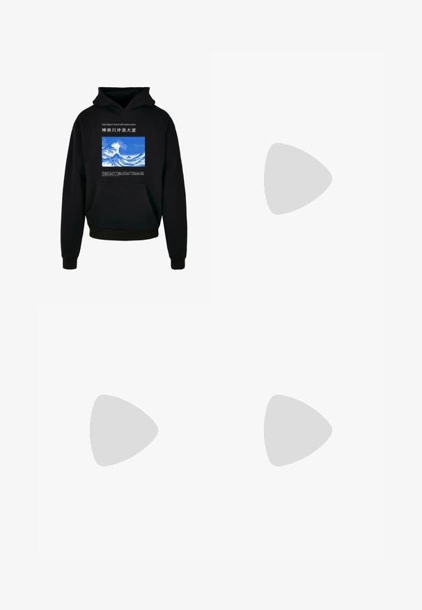 Schwarzer Hoodie mit einer Fronttasche. Verfügt über ein blau-weißes Wellenmuster mit Text darüber und darunter. Hergestellt aus weichem Stoff, mit gerippten Bündchen und Saum.; Schwarze Baumwollhosen mit einem elastischen Bund, zwei seitlichen Taschen und einer lockeren Passform. Sie verfügen über Nähte und ein minimalistisches Design.; Weißer Sneaker mit tief geschnittenem Schaft, dicker Sohle, Schnürung vorne und dezenten, aufgenähten Designdetails auf der glatten Oberseite.; Schwarze Umhängetasche mit weißen elastischen Schnüren, silbernen Beschlägen und dem Aufdruck "KARL LAGERFELD JEANS" in Weiß auf der Vorderseite, mit breitem schwarzem Träger.