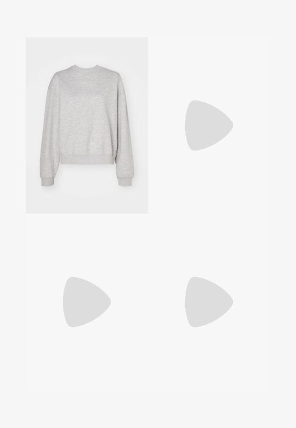 Hellgrauer Sweatshirt mit klassischem Rundhalsausschnitt, angeschnittenen Schultern und gerippten Bündchen und Saum. Weicher Stoff und lockere Passform.; Weißes Hemd mit Knöpfen aus glattem Stoff. Es hat einen klassischen Kragen, lange Ärmel und einen geraden Schnitt ohne sichtbare Muster oder Verzierungen.; Schwarze Denim-Jeans mit geradem Schnitt, Fünf-Taschen-Design und Knopfverschluss. Mit Kupfennieten und Nähtelementen.; Graue Sportschuhe mit einer glatten Lederoberfläche, ausgestattet mit drei schwarzen Streifen, einer abgerundeten Zehenpartie und einer Sohle aus Gummi.