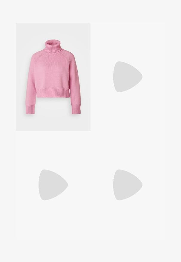 Vero Moda Petite VMMIRANDA - Strickpullover - fuchsia pink; Vero Moda Petite VMLIVA SUPER WIDE PANTS  - Stoffhose - black; Schwarzer flacher Lederslingback-Schuh mit T-Riemen und goldener Schnalle auf neutralem Hintergrund.; Weiße Kunstleder-Handtasche mit einer strukturierten dreieckigen Form, einem verstellbaren Einzelgurt und einem Klappenverschluss mit geschwungenen Akzenten.