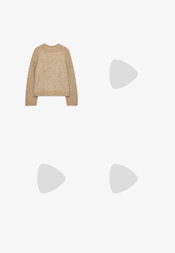 Beiger gestrickter Wollpullover mit langen Ärmeln, geripptem Rundhalsausschnitt, Bündchen und Saum, flach auf weißem Hintergrund präsentiert.; Reiss REGULAR FIT  - Bluse - neutral; Staubrosafarbene Kapuzenjacke mit geflochtenen Kordeln. Silberne Metallspitzen mit Branding. Weicher Stoff und glatte Oberfläche.; Weißer Hausschuh mit einem weichen Kunstfellband, Filzoberteil, gepolsterter Sohle und einer strukturierten Gummisohle für rutschfesten Halt. Einfaches, rundes Design.