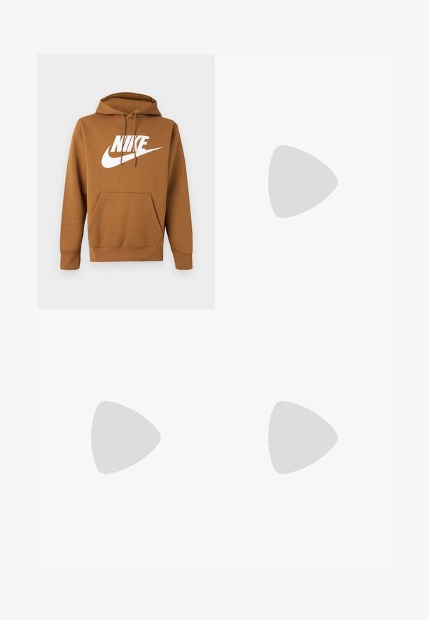 Brun hættetrøje med frontlomme og hvid Nike-logo og swoosh på brystet, snøre i hætten, lange ærmer og ribstrikkede manchetter.; Beige kortærmet Nike T-shirt med overlappende stor hvid "NIKE" tekst samt små "NIKE INC." og "OREGON, USA" nederst.; Camo sweatpants med et brunt og grønt naturligt mønster, der har en elastisk talje med snore og elastiske manchetter ved anklerne.; Sort atletisk sneaker med synligt luftdæmpende mellemsål, der svæver over en pink stenoverflade med en grå stenvæg i baggrunden.