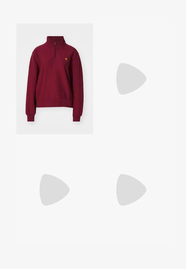 Carhartt WIP AMERICAN HIGH NECK - Sudadera - malbec; Camiseta de algodón de manga corta color azul claro con bolsillo en el pecho que presenta un pequeño parche del logotipo en blanco y negro de Carhartt.; Pantalones rectos de algodón blanco con cierre frontal de botón, lazos para cinturón y bolsillos laterales. Textura suave sin patrones visibles.; Zapatillas de ante verdes con acentos blancos y un logo de estrella, combinadas con pantalones de cuadros azules de pierna ancha, sobre un suelo amarillo.