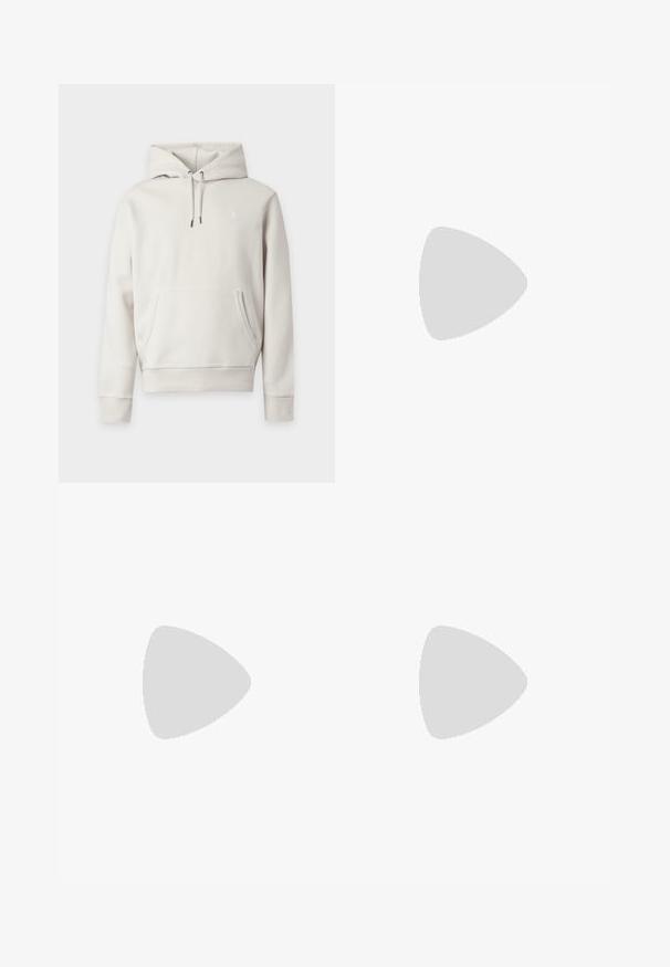 Lichtbeige capuchontrui met een kangoeroezak aan de voorkant en trekkoorden aan de capuchon, afgebeeld op een effen achtergrond.; Marineblauw T-shirt met korte mouwen, witte horizontale strepen en een klein wit geborduurd logo op de linkerborst.; Zwarte rechte denim jeans met vijf zakken, knoopsluiting en zichtbare metalen klinknagels op de voorzakken.; Bruine suède loafer met witte zool en beige stiksels langs de teen en bovenrand, zijaanzicht op een effen achtergrond.