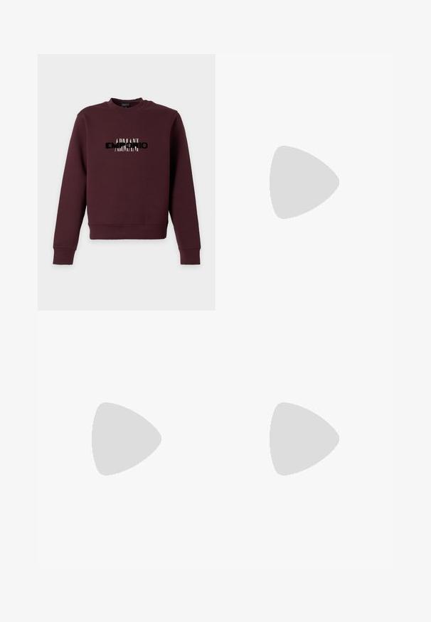 Bordeauxrotes Sweatshirt mit langen Ärmeln und schwarzem sowie weißem überlappendem "ARMANI" Textlogo auf der Brust, Rundhalsausschnitt sowie gerippten Bündchen und Saum.; Dunkelblaue Denim-Jeans mit geradem Bein, ausgestattet mit einem klassischen Fünf-Taschen-Design und subtilen Steppdetails.; Weiße Leder-Sneaker mit glatter Textur, runder Zehenpartie und kontrastierendem Farbstreifen-Detail in der Nähe der Schnürsenkel. Verfügt über eine Gummisohle und eine markierte Seite.; Dunkelbraune Leder-Aktentasche mit oberen Griffen, abnehmbarem Schulterriemen und hellblauem Lederanhänger, der von einem Griff hängt.