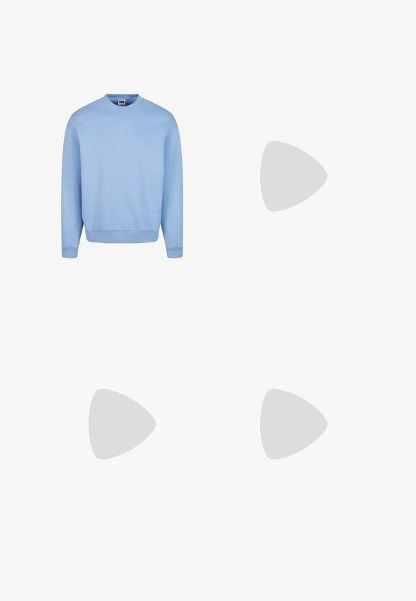 Lyseblå sweatshirt lavet af blødt stof, med rund halsudskæring, lange ærmer samt ribbet mansjetter og kant. Enkelt design uden mønstre.; Langærmet hvid t-shirt lavet af bomuld. Har rund hals og ensfarvet design uden mønstre eller accenter. Blød, glat tekstur.; Lyseblå sweatpants fremstillet af en bomuldsblanding, med elastisk talje, sidelommer og et hvidt logo på venstre lår.; Hvide lædersneakers har en perforeret tåboks, flade snørebånd, polstret krave og Jordan-logoet på tungen. Båret med grå joggers.