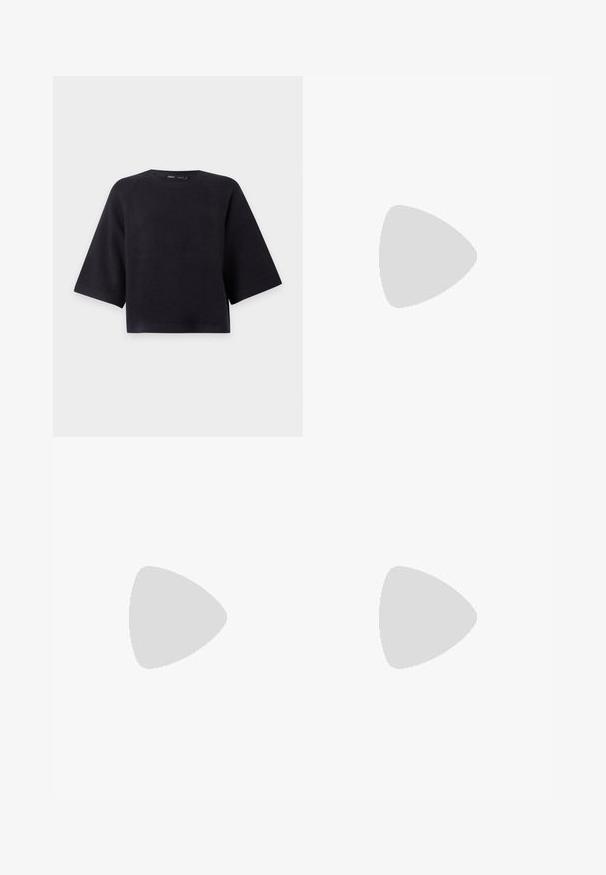Zwart gebreid topje met korte mouwen, ronde hals en losse pasvorm, weergegeven op een effen lichtgrijze achtergrond.; Grijze denim jeans met wijde pijpen, voorzien van een vervaagde afwerking, klassiek vijfzakkenontwerp, knoopsluiting en contrasterende stikdetails.; Zwarte puntschoen met slingback van soepel leer. Kenmerkt zich door een dunne hak en een gespdetail op de verstelbare band.; Kleine zwarte glanzende handtas met twee lange hengsels en zijkant trekkoord details op een effen lichte achtergrond.