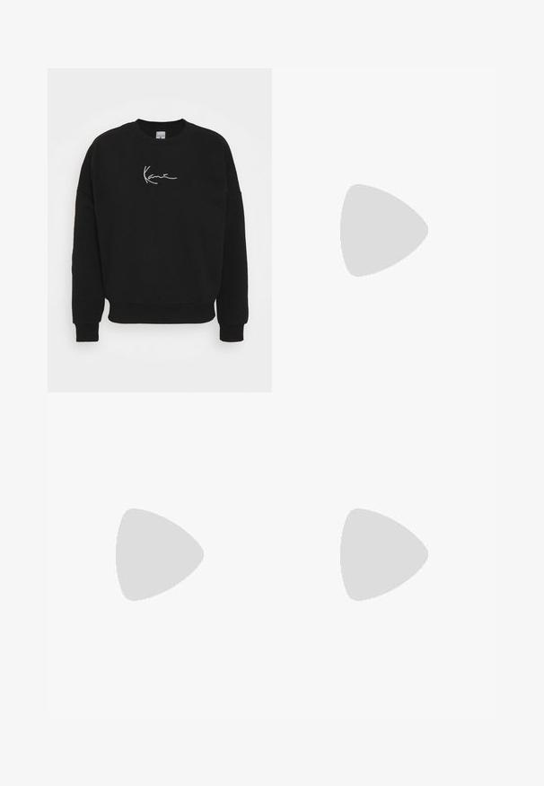 Sudadera negra de algodón con cuello redondo y mangas largas. Presenta texto bordado en blanco en la parte delantera. Diseño sencillo y minimalista.; Pantalones negros de campana con cintura fruncida, hechos de una tela suave y elástica. Presenta un pequeño logotipo blanco en el lado izquierdo.; Zapatillas altas negras con suelas de goma blancas y cordones blancos. Presentan un parche redondo con logo y costuras blancas contrastantes. Material de lona.; Bolso de mano negro en forma de media luna con una correa corta y una correa de hombro beige desmontable, con herrajes en tono dorado y cierre de cremallera.