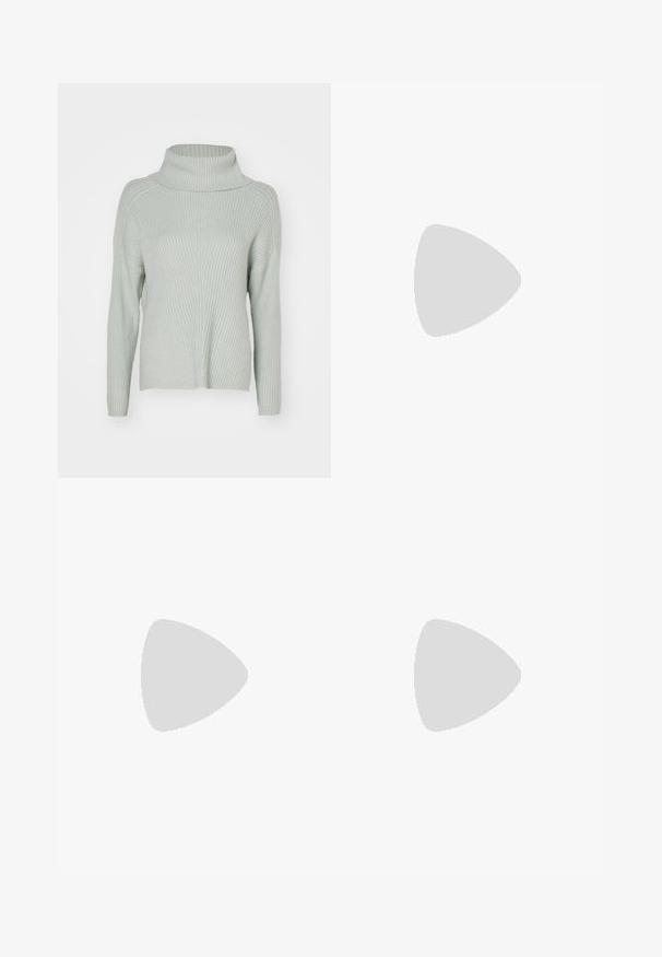 ONLY ONLKATIA SADDLE ROLL NECK - Strickpullover - aqua gray melange; Schlankjeans aus Denim-Material mit einem hellblauen bis dunkelblauen Farbverlauf, klassischem Fünf-Taschen-Design und einem Reißverschluss mit Knopfverschluss.; Silberne metallische Knöchelstiefel mit spitzem Zeh und schmalem Absatz. Bietet eine enge Passform und eine glatte, glänzende Textur. Nahtakzente an der Oberseite.; Silberne Creolen mit minimalistischem Design. Rundform, glatte Oberfläche und dünnes Profil. Leichtgewichtig mit hochglänzender Oberfläche.