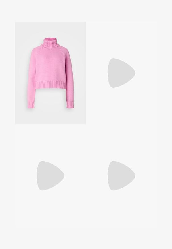 Vero Moda Tall VMMIRANDA - Svetrík - fuchsia pink; Čierne riflové nohavice so širokými nohavicami s ozdobnými striebornými hviezdami rôznych veľkostí. Vysoký pás, vrecká a zapínanie na gombík.; Strieborné kožené kovbojské čižmy s špicatou špičkou, prešitou detalizáciou na lýtkach a miernym čiernym podpätkom. Hladký a lesklý povrch.; Čierna kabelka z umelého kožušiny s jemnou textúrou, zaobleným tvarom a pevným čiernym koženým ramenným popruhom. Viditeľné akcenty zo strieborného kovu.