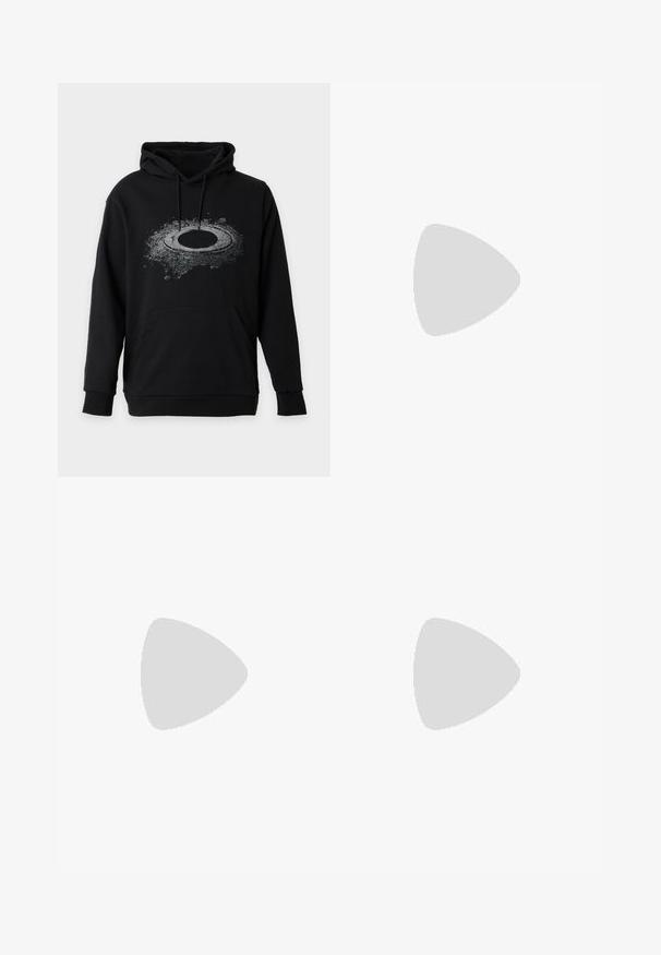 Sudadera negra con capucha con un logo circular con un efecto texturizado, parecido a polvo, en el pecho y un bolsillo frontal tipo canguro.; Camiseta negra de manga corta con un gran gráfico reflectante de balón de fútbol, texto "huf worldwide" y "EQUIPE MONDIALE" en azul debajo del balón.; Pantalones cargo negros con cintura elástica, cordón ajustable y bolsillos laterales. Fabricados con una tela suave y duradera; diseño de pierna recta.; Zapatillas casuales en crema con rayas negras, con parte superior texturizada y suela de goma. Los cordones son negros. Logo sutil en el costado.