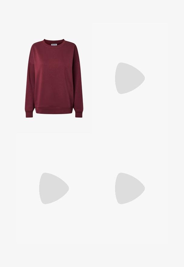 Sweater met lange mouwen en ronde hals in donker bordeauxrode kleur met geribbelde manchetten en zoom, effen voorkant en een stoffen label aan de binnenkant van de kraag.; Bruine shorts met elastische taille en verstelbaar koord, gemaakt van zachte stof, afgebeeld tegen een effen witte achtergrond.; Bruine gepatineerde leren balletschoen met een vierkante neus en een bandje met een kleine gouden gesp. Gladde textuur, lage hak en minimalistisch ontwerp.; Bruine lakleren handtas met een rechthoekige vorm, twee lange handvatten en subtiele gebogen accenten aan de voorkant.