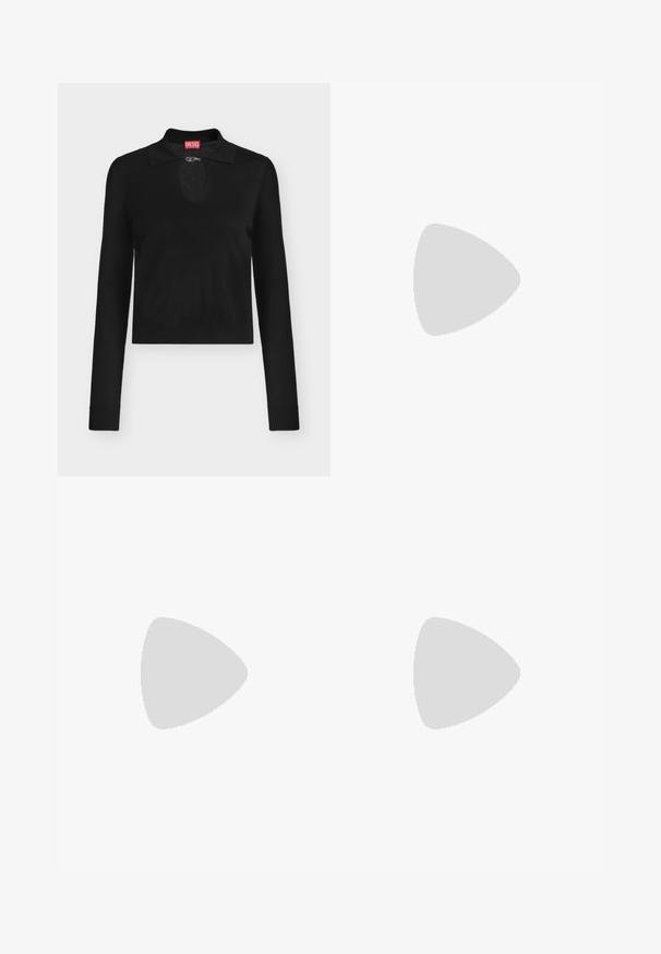 Sort langærmet cropped top med en lille krave og et frontnøglehul, der er sikret med en sølvspænde, Diesel mærke inde i kraven.; Sorte denimjeans med lige ben, der har knaplukning, fem lomme-design og subtile sømdetaljer.; Sort læderpumpe med høj hæl med skulptureret hæl pakket ind i matchende læderremme og gulddetaljer.; Bordeaux farvet faux læder handbag med en afrundet form, samling detaljer og et guldtonet metalhåndtag. Glat tekstur og blank finish.