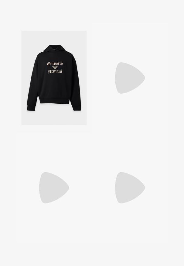 Zwarte hoodie met lange mouwen en beige geborduurde tekst en logo centraal aan de voorkant.; Donkerblauwe denim jeans met slim fit, lichte slijtage op de dijen en knieën, klassiek vijf-pocket ontwerp en knoopsluiting.; Witte lage sneaker met vetersluiting, glad leren bovenwerk en dikke zool, gezien vanuit de zijkant tegen een effen achtergrond.; Zwarte rechthoekige crossbodytas met zilveren merklogo-embleem en verstelbare band op een lichte achtergrond.