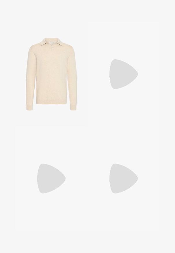 Beige pullover sweater med polokrave, lange ærmer, ribbede manchetter og kant, lavet af blødt teksturstof. Enkel design uden mønstre.; Hvid bomulds T-shirt med korte ærmer, rund halsudskæring, afslappet pasform og uden mønstre. Har et lille logo accent nær sømmen.; Mørk denimjeans med slim fit, der har en knaplukning, fem lommer og en let falmende effekt på lårene.; Sorte lædermokkasiner med en glat overflade, der har en dekorativ rem og kontraststing, parret med beige bukser.