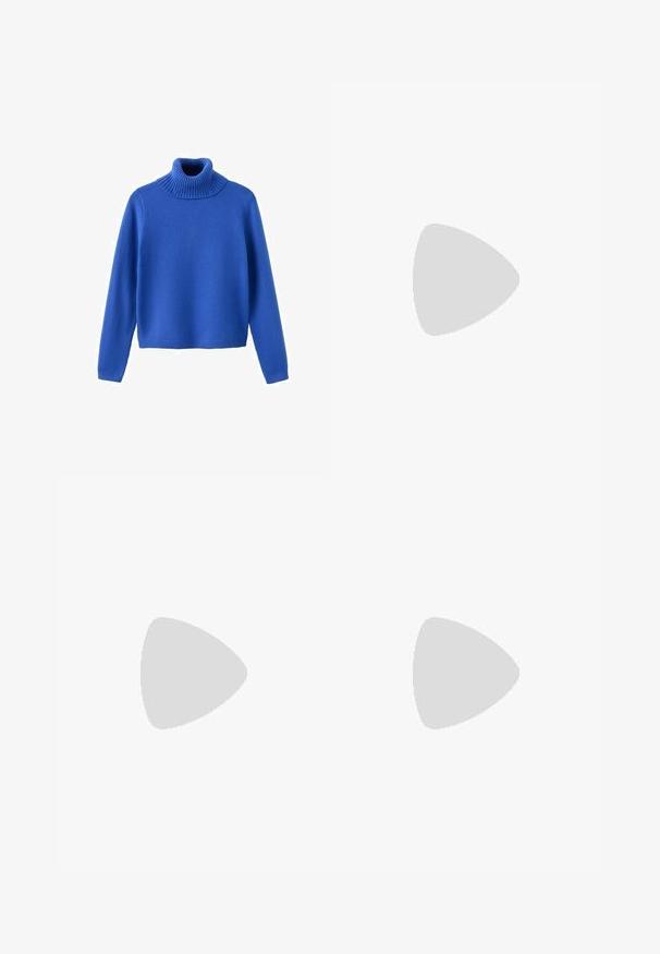 Blå turtleneck sweater lavet af blødt strikstof. Har en ribbet krave, lange ærmer og en cropped kant for en moderne pasform.; Sorte bukser med vide ben med knap- og lynlåslukning, bæltestropper og en glat, skræddersyet finish.; Sort knælang støvle lavet af glat læder, med spids tå og trekantet hæl. Designet med en strømlinet, glat overdel.; Sort læderclutch med guldfarvet metalramme og tryklukning på hvid baggrund.