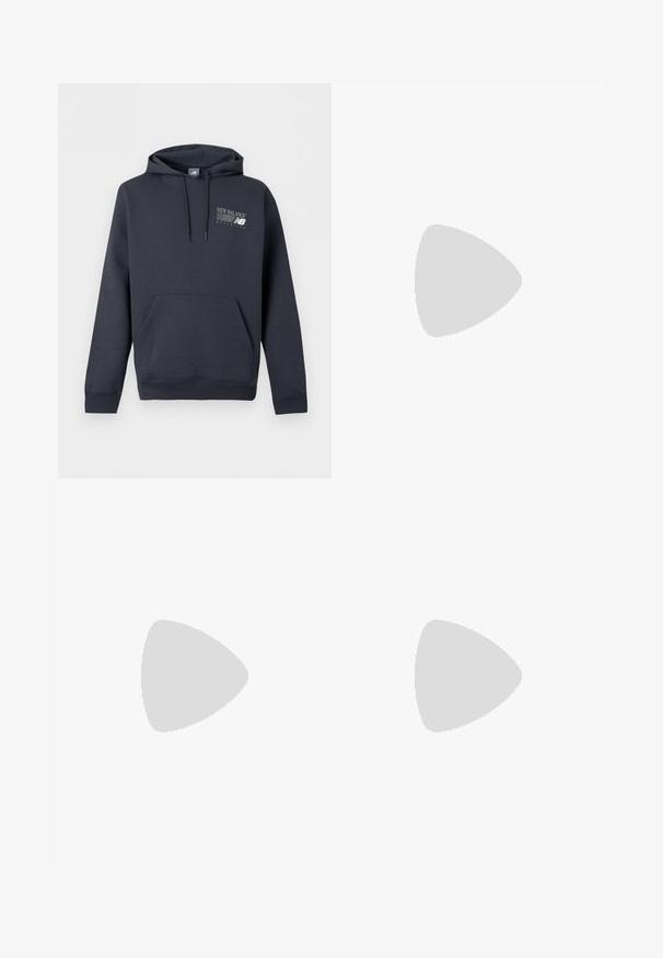 Dunkel marineblauer Hoodie mit Fronttasche, Kordelzug und weißem "New Balance Athletics" Logo auf der linken Brust.; Weißes T-Shirt mit kurzen Ärmeln und Rundhalsausschnitt, vorne in der Mitte mit "new balance ATHLETICS" und dem "NB"-Logo in Dunkelblau bedruckt.; Navyblaue Jogginghosen aus einem weichen Baumwollmix, mit einem elastischen Bund und Kordelzug sowie einem kleinen Markenpatch an der Hüfte.; Schwarze und graue Sportschuhe mit Obermaterial aus Mesh und Wildleder, ausgestattet mit einer weißen Zwischensohle, Schnürsenkeln und einem markanten "N"-Logo an der Seite.