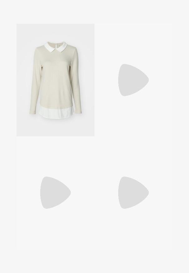 ONLY ONLELCOS SOFT - Striktrøje - pumice stone/white; Plisserede vide bukser i en lys brun stof med elastisk talje, prydet med lodrette striber for ekstra tekstur og design.; Hvid spids slingback flad sko med to sølvspænder, vist udendørs på tekstureret underlag og flisebelagt væg baggrund.; Brun skuldertaske i læder med en frontlomme med klap, der har en sydd sløjfedetalje, og en justerbar rem.