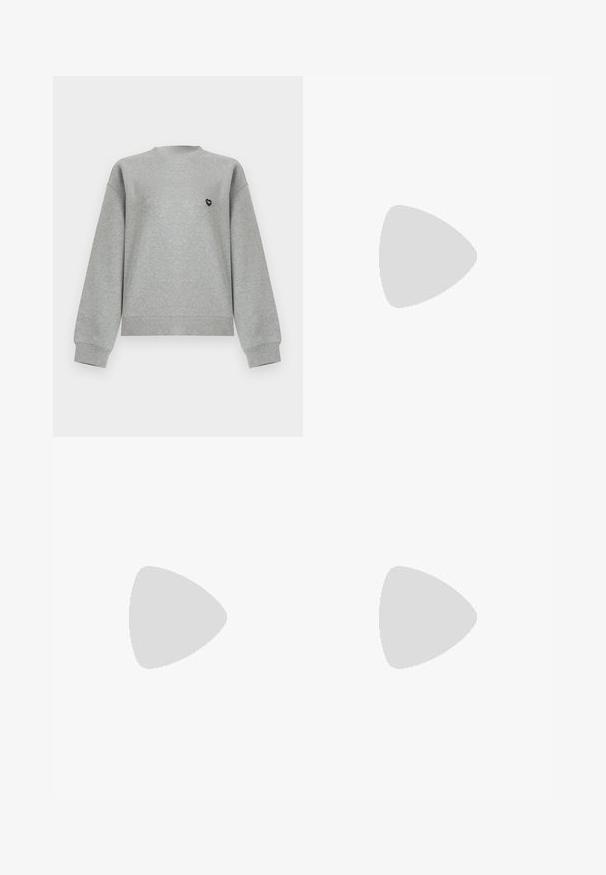 Lysegrå sweatshirt med rund hals og lange ærmer, med ribbede manchetter og kant, med et lille sort hjerteformet logo på venstre bryst.; Lyseblå kortærmet polo med to hvide knapper, en blød krave og et lille grønt krokodillelogo på venstre bryst.; Lysblå cowboybukser med høj talje og vide ben, forsidens knapper og lynlås samt falmede områder på lår og hofter.; Hvide atletiske sko med mesh-overdel, tekstureret design og polstret krave. Har grønt logo på siden og polstret sål for komfort.