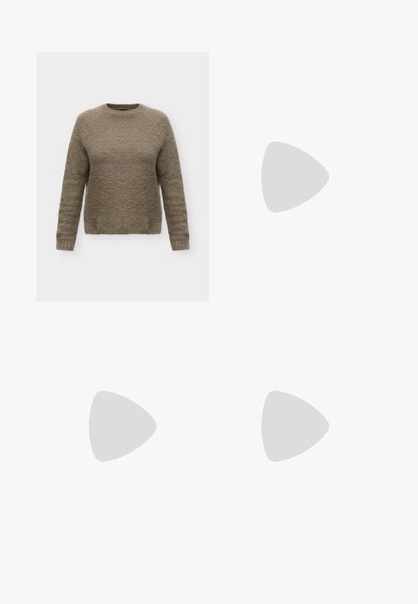 Trui met lange mouwen en ronde hals in getextureerde taupekleurige stof met een licht losse pasvorm, weergegeven op een effen witte achtergrond.; Beige leren shorts met een gladde textuur, voorzien van een aansluitende taille, riemlussen en subtiele stiksels aan de voorkant. Eenvoudig, hedendaags ontwerp.; Zwarte leren laars tot halverwege de kuit met twee zilveren gespen en een zilveren kettinkdetail rond de hiel op een lage blokzool.; Zwarte schoudertas van gestructureerd materiaal, met een gerimpeld ontwerp, zilveren hardware details en een verstelbare riem.