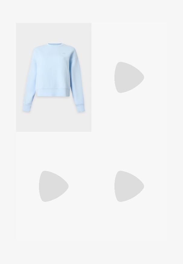 Sweat-shirt bleu clair à manches longues, col rond, coupe décontractée avec un petit logo ton sur ton sur la partie supérieure de la poitrine sur fond blanc.; Chemise bleu clair à manches longues avec boutons, poche poitrine et petit logo crocodile vert sur la poche.; Pantalon bleu marine à larges jambes avec taille élastique et petit logo en haut à gauche sur fond clair.; Baskets basses de couleur crème avec des coutures ondulées, une fermeture à lacets et une semelle crantée, vues de côté sur un fond uni.