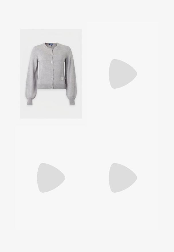 Lysegrå cardigan med lange ermer, rund hals, ribbestrikkede mansjetter og kant, knapper foran og liten hvit logo nederst på høyre side.; Hvit bomulls T-skjorte med rund hals, kortermet og rett fald. Merkeetikett "Won Hundred" midt på halsutskjæringen.; Svarte flare-jeans laget av denim, med høyt liv, fem lommer, gullfarget hardware og glatt tekstur.; Svart skinn damesko med spiss tupp og lav hæl, vist fra siden på ensfarget lys grå bakgrunn.