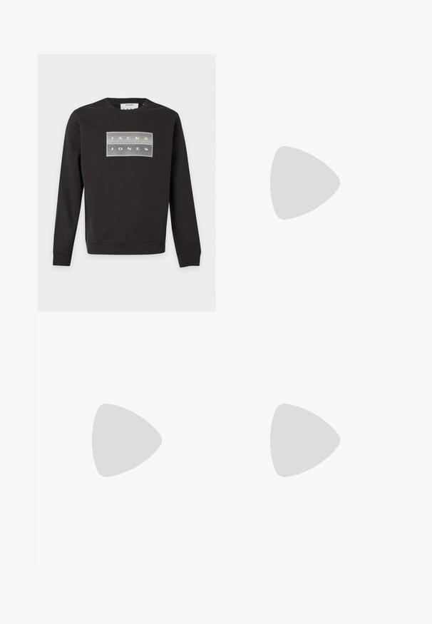 Sort langærmet sweatshirt med et rektangulært logo-patch, der viser "JACK & JONES" i lysegrå og hvid på brystet.; Hvid t-shirt med korte ærmer lavet af bomuld, med et blåt grafisk motiv på brystet af en vaskebjørn ved siden af en skraldespand og teksten "STANCE."; Beige cargobukser med lige ben, knaplukning, bæltestropper, forlommer og klaplommer på begge lår.; Sorte læder slip-on sko med et slankt design, rund tå og en tyk, struktureret gummisål. Har en dekorativ rem på tværs foran.