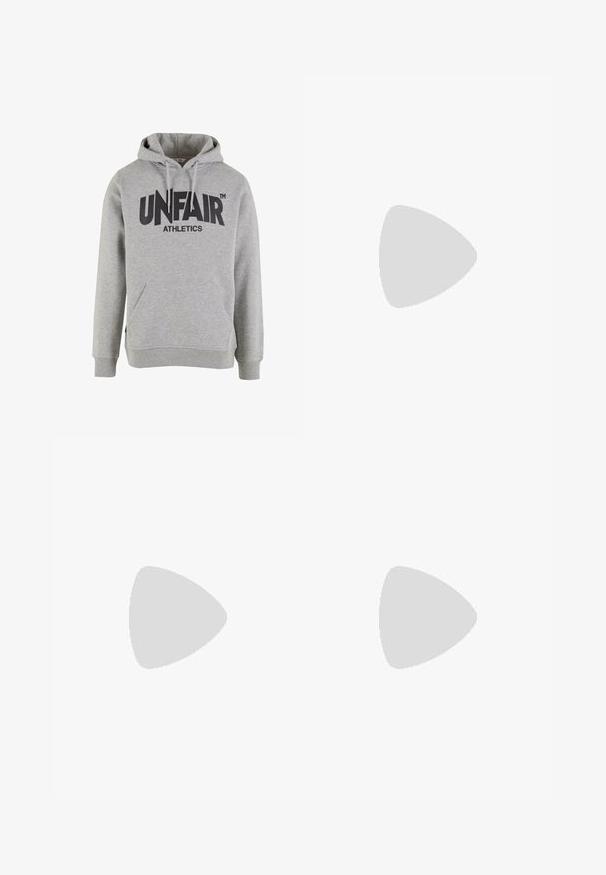 Grauer Kapuzenpullover mit großem schwarzen "UNFAIR ATHLETICS" Logo. Enthält eine Fronttasche sowie gerippte Bündchen und Saum.; Weißes Baumwoll-T-Shirt mit lockerer Passform, kurzen Ärmeln und rundem Halsausschnitt, mit geradem Saum und ohne sichtbare Grafiken oder Muster.; Dunkelblaue Denim-Shorts mit einem verblassten Finish. Verfügt über fünf Taschen, einen frontalen Knopfverschluss und gestickte Details entlang der Nähte.; Schwarze Leder Schnürschuhe mit abgerundeter Spitze, strukturiertem Finish und dicker Gummisohle mit tiefen Rillen für besseren Grip.